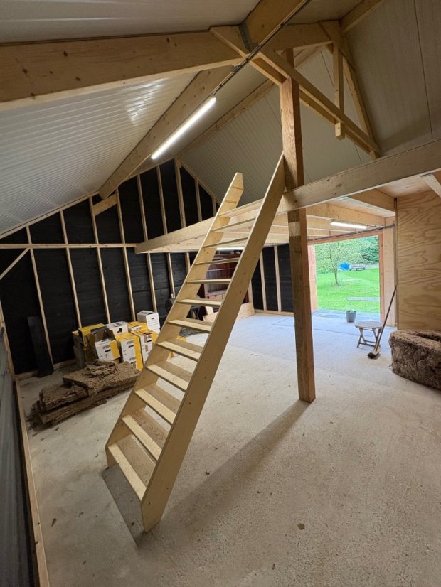 Umístění u zákazníka, kde zákazník ponechal i část delších schodů, které slouží jako úchyt při výstupu