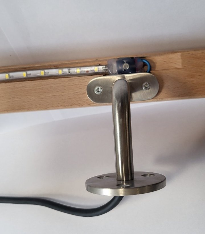 Príklad pripojenia pásky a držiaka LED