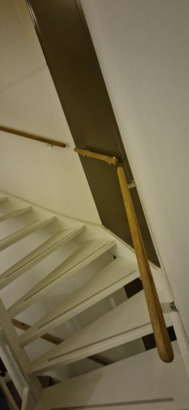 Příklad realizace rovných madel na lomeném schodišti