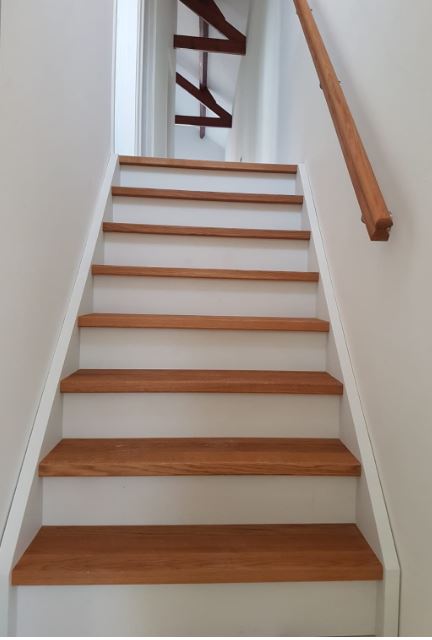 Beispiel für die Platzierung einer Treppe zwischen Wänden