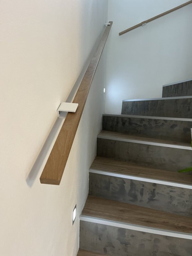 Realisierung beim Kunden aus Stúpava - Eiche-Lack-Design-Handlauf und weiße Halterungen