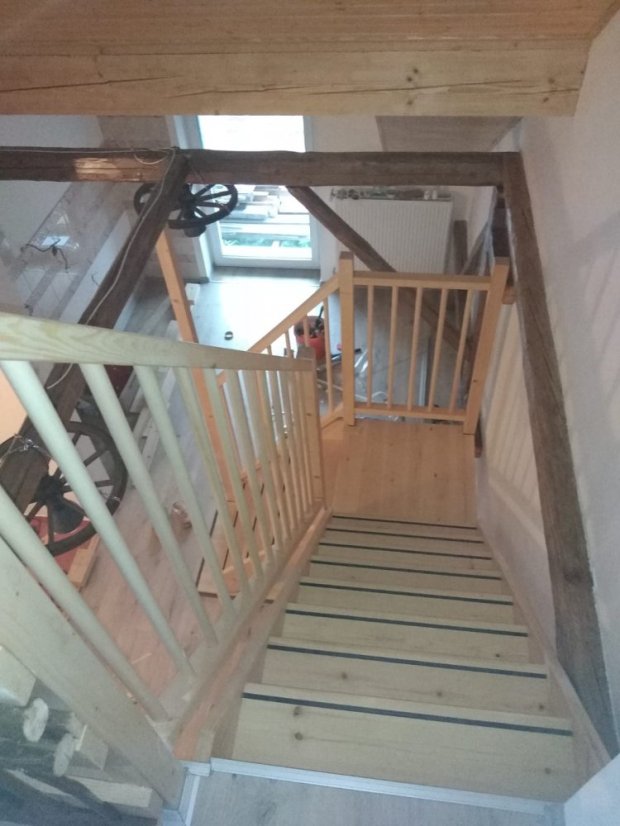 Schodisko lomené s podestou 1/4 otáčky - Výška schodov: 240 cm