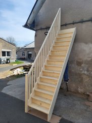 Treppe mit Setzstuffen und querliegendem Geländer Treppe mit Setzstuffen und querliegendem Geländer