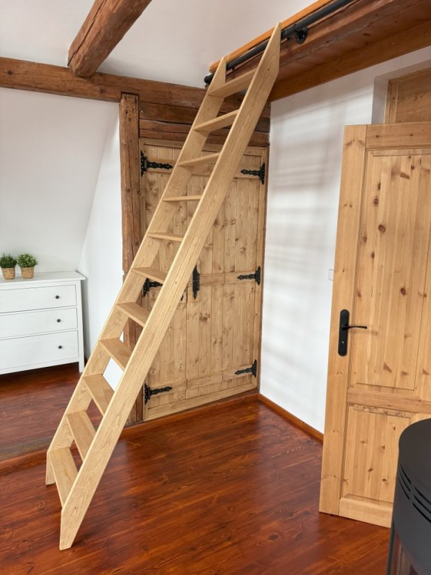 Realizace u zákazníka v Krušných Horách - úsporné schody zavěšené na tyči pro možnost posunutí