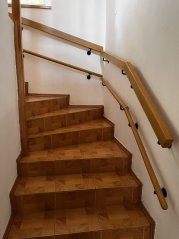 Dubová madla na schodiště v rodinném domě