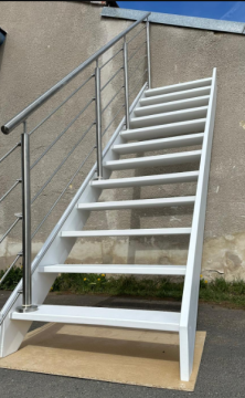 Bílé otevřené schodiště s nerezovým zábradlím