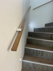 Realisierung beim Kunden aus Stúpava - Eiche-Lack-Design-Handlauf und weiße Halterungen