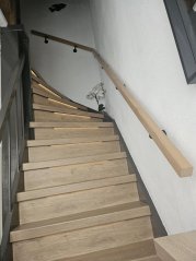 Realizácia dubového zábradlia 40x40 v priestoroch zákazníka