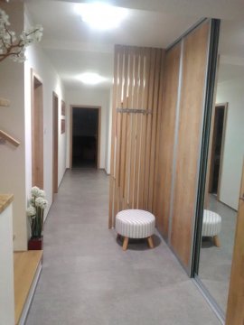 Netradiční použití madel na dělící stěnu