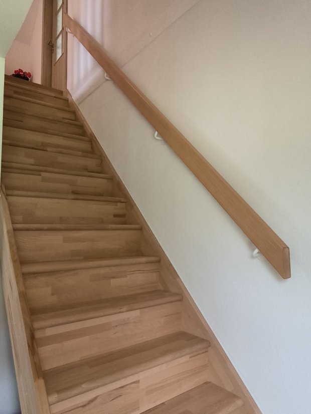 Realizace u zákazníka - bukové obdélníkové madlo 44x80 s bílými konzolemi