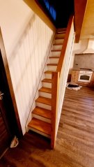 Buchenholztreppe zum Haus bei Halle