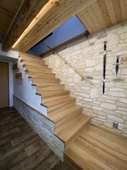 Treppenverkleidung aus massiver Esche