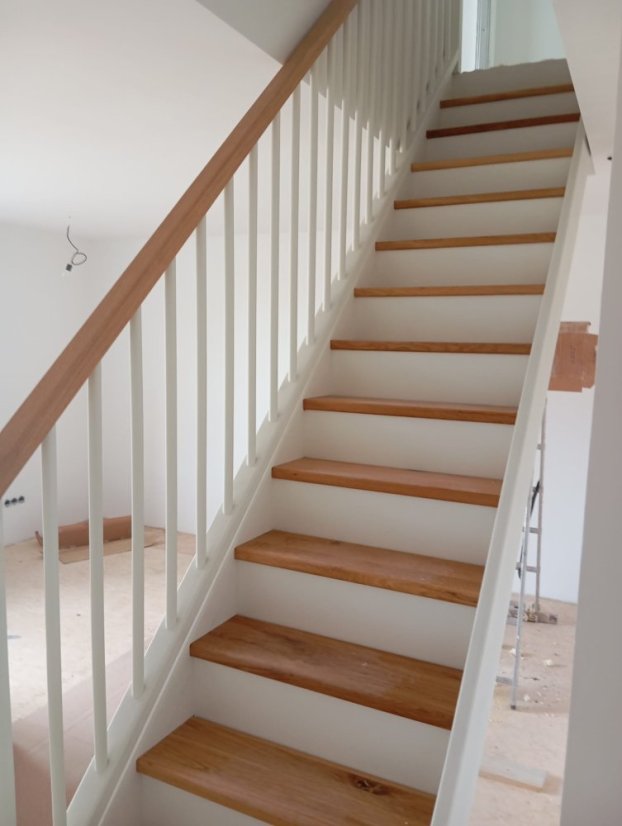 Schräger Geländer für die Treppe - Harz