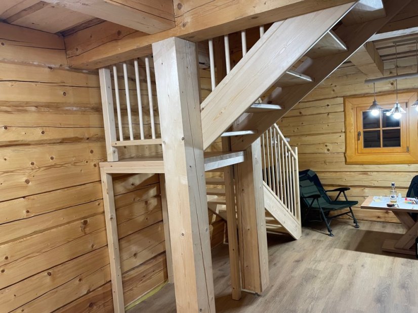 Schodisko lomené s podestou 1/4 otáčky - Výška schodov: 240 cm