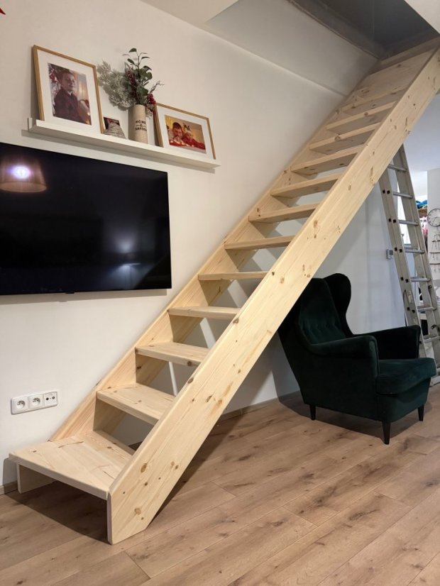 Úprava na mieru s robustnejšími bočnicemi a širšími stupňami