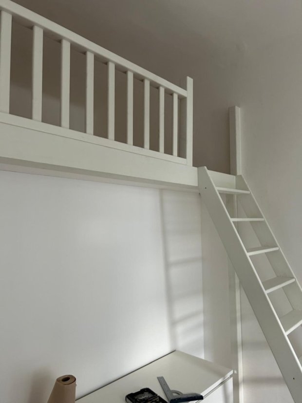 Realizácia bielych schodov u zákazníka so zábradlím na mieru