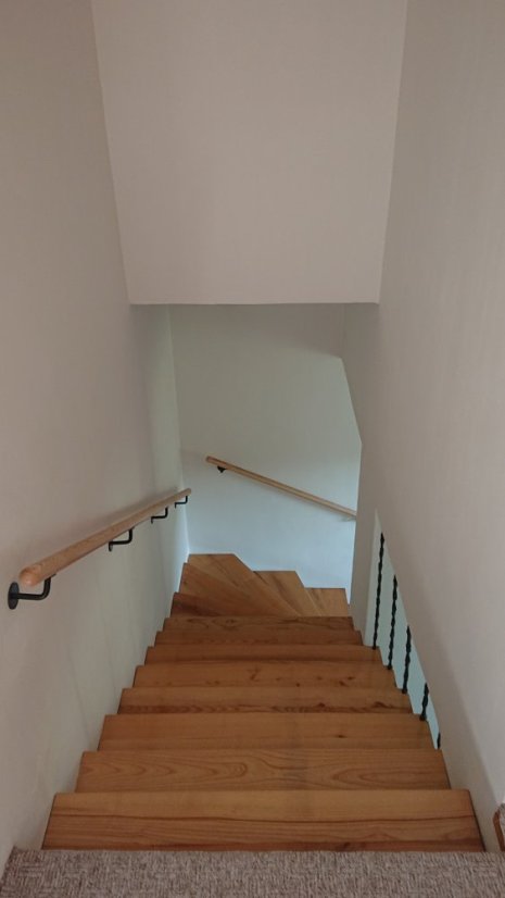 Příklad realizace u zákazníka - madlo dubové lakované s černými úchyty