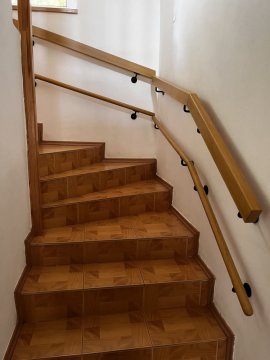 Dubová madla na schodiště v rodinném domě