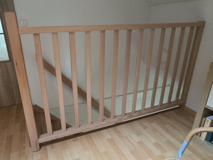 Realizácia u zákazníka, Pardubice bukové zábradlie, lakované s jedným stĺpikom na ukotvenie do podlahy a druhým do steny