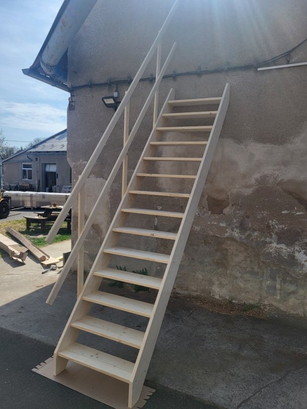 Schody otevřené s podélným zábradlím