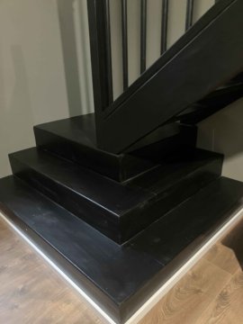 Schody v černém se základovou pyramidou