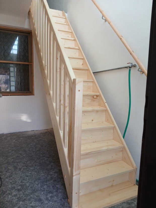 Realizácia v priestoroch zákazníka; zákazník zakúpil štandardné rozmery schodů a mierny rozdiel vo výške vyriešil umiestnením schodov na dosku.