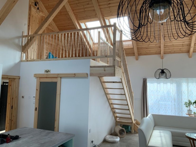 Realizácia schodiska s dvoma podestami a atypickým lanovým zábradlím