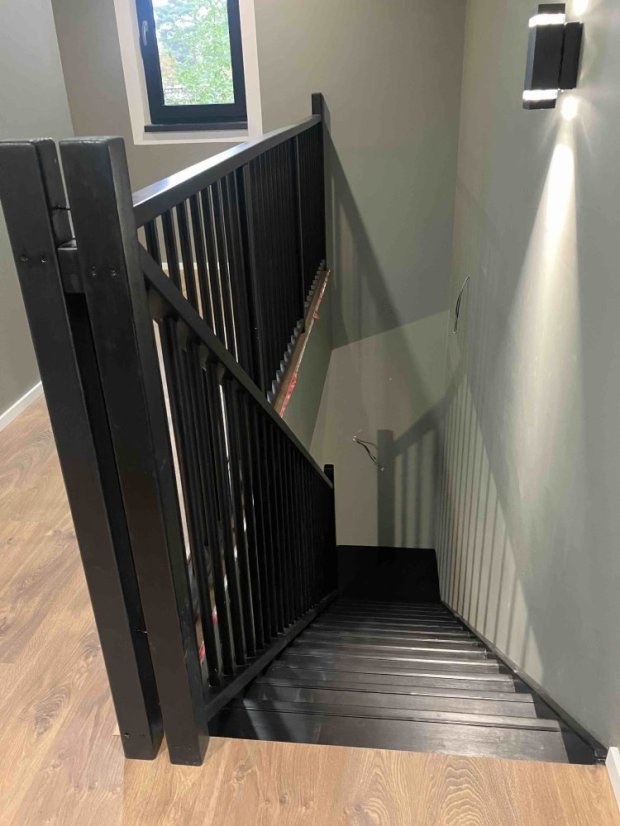 Geländer mit schwarzer Farbe behandelt