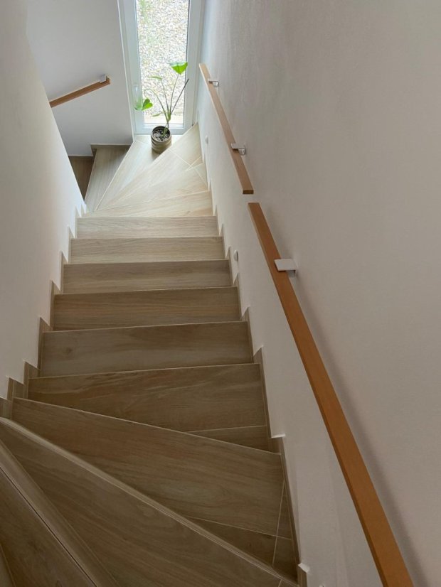 Handlauf schlanker eleganter - Holz: Iroko, Behandlungen: Lack farblos