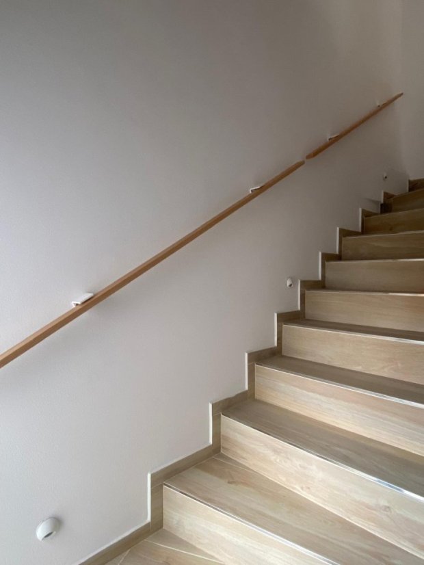 Realisierung beim Kunden in Zwickau - Buche lackierter Handlauf mit weißen Halterungen