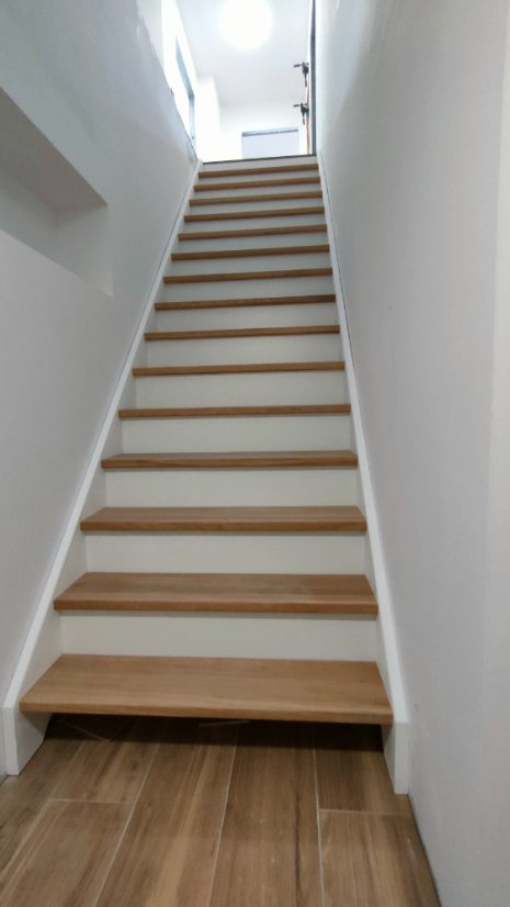 Eichentreppe geschlossen weiß - Maß A/B: 280/211 (13 Treppen)