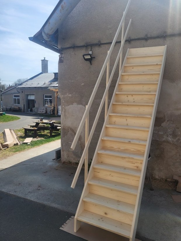 Fichtenholz-Treppe M45 - kundenspezifische Dimension - Höhe der Treppe (Maß A): 300 cm