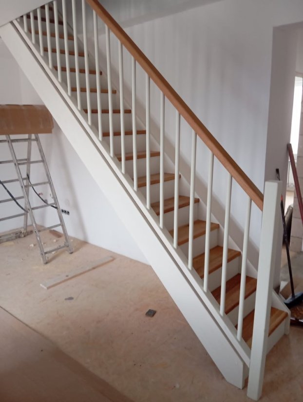 Schräger Geländer für die Treppe - Harz